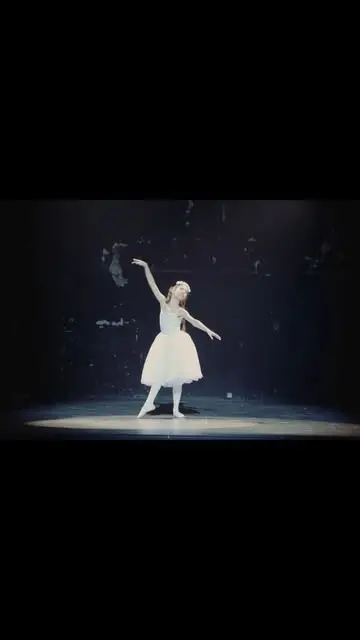 Découvrez ELY, interprétée par @pia.gbf , dans ce clip extrait de @lamaisonhantee_lemusical