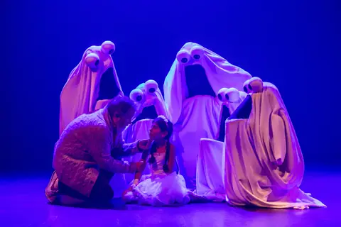 Ely et son grand-père entourés de fantômes marionnettes